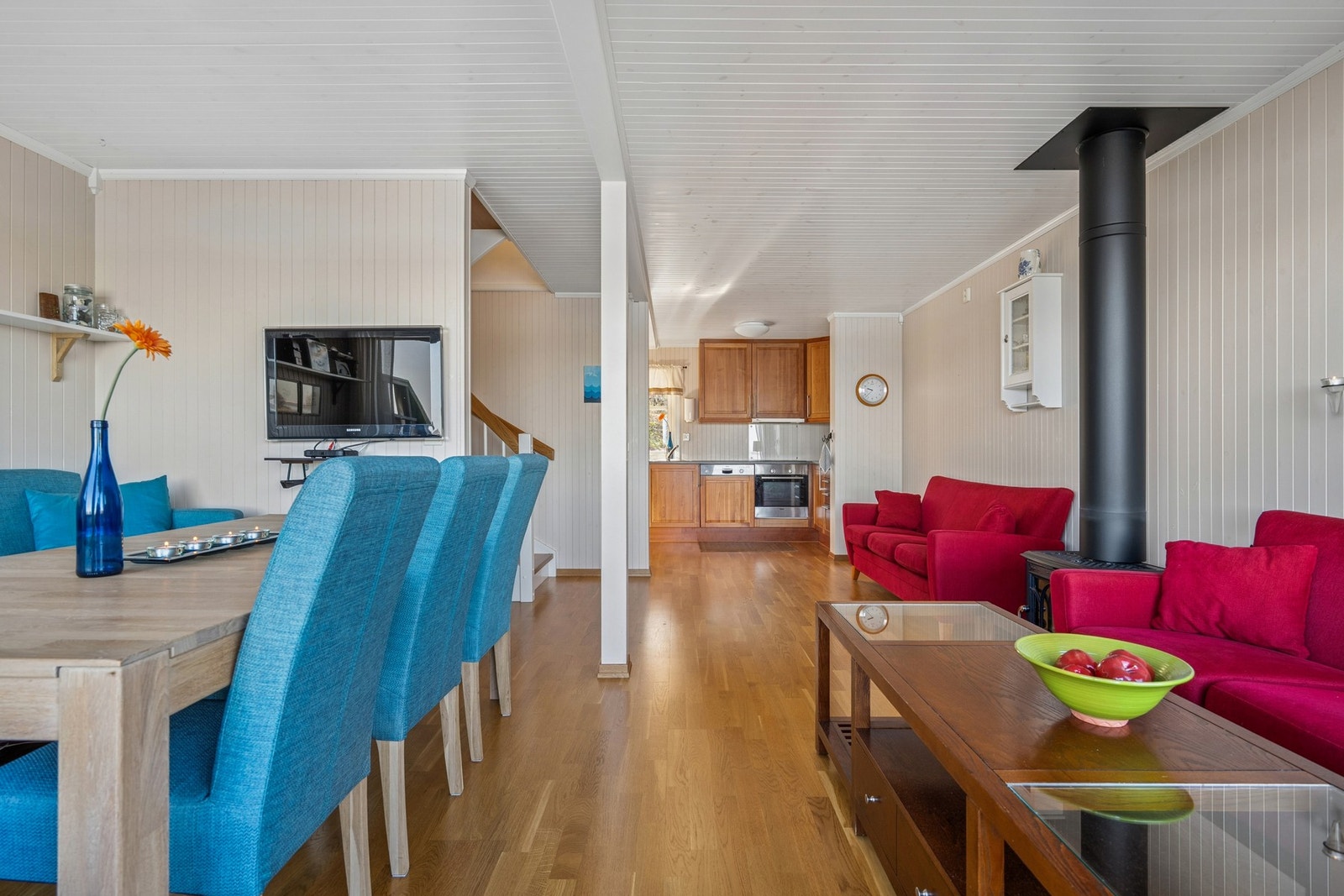 Første etasje er et sosialt og åpent rom med plass til både sofagruppe og spisebord. Galleribilde