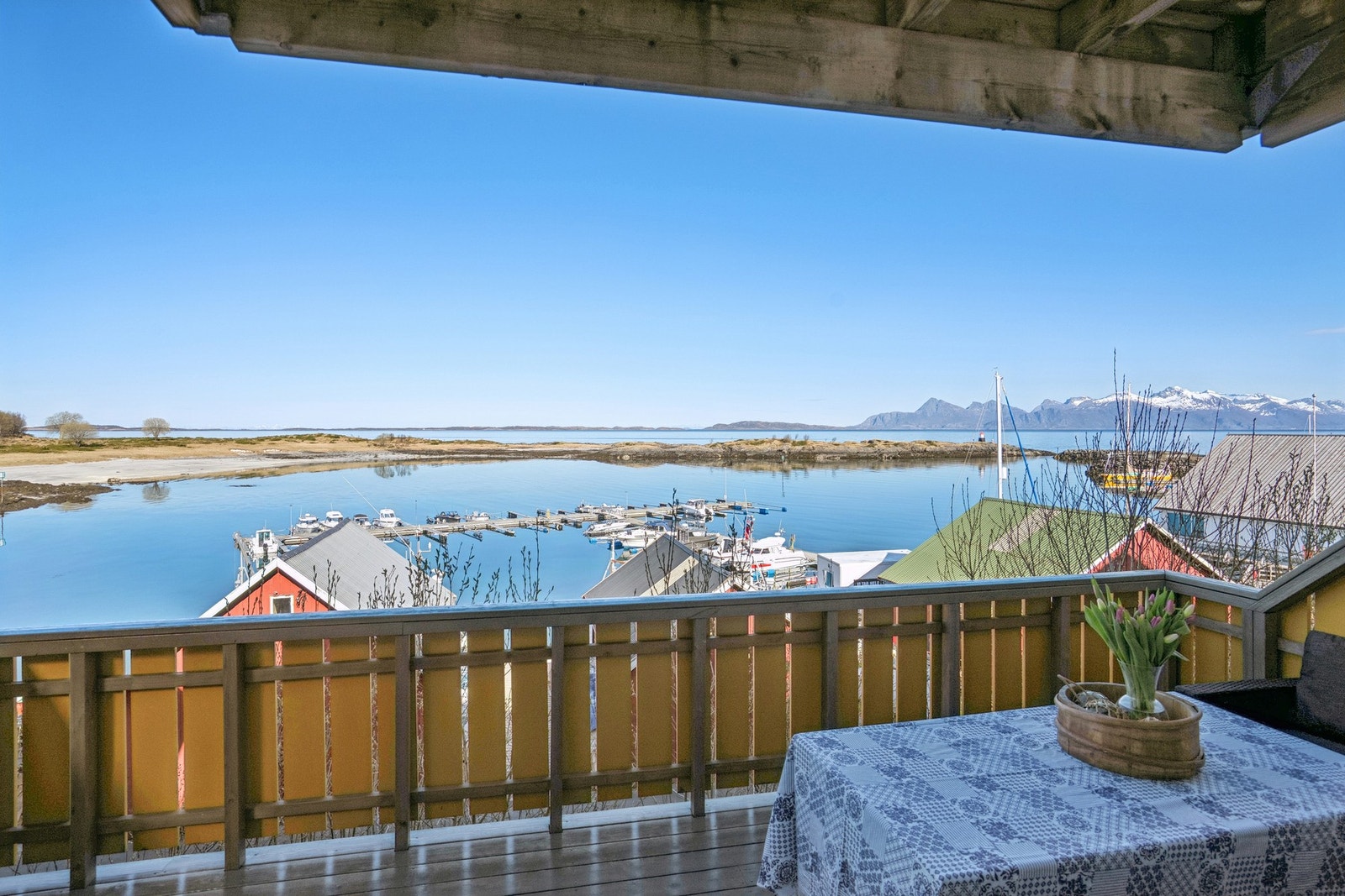 Utsikten fra terrassen strekker seg over havnebassenget og ut mot det åpne havet. Galleribilde