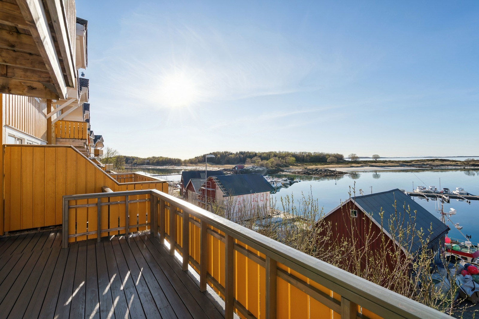 Utsikt fra terrassen mot havnen og holmene utenfor. Galleribilde