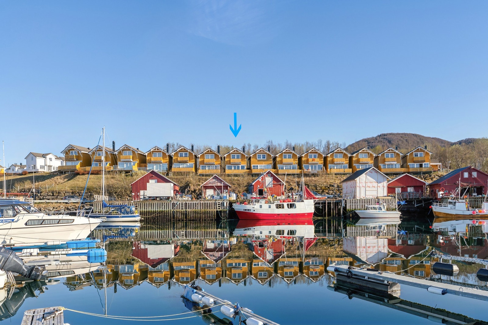 Velkommen til Sjyhaugen 48! En gjennomført rorbu med umiddelbar nærhet til sjøen og et levende havnemiljø.
Foto: EFKT Galleribilde