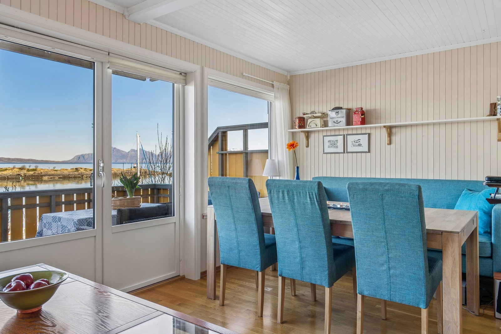 Spiseplassen er plassert ved vinduene, med direkte utgang til en romslig terrasse. Galleribilde