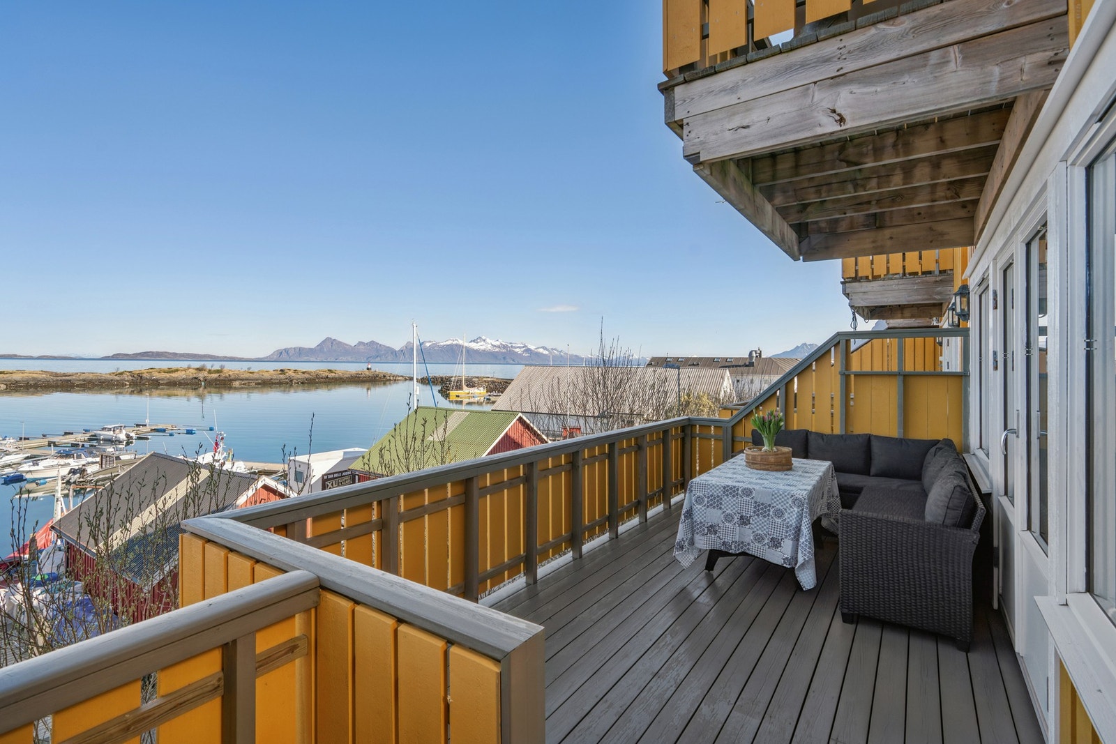 Den romslige terrassen har god plass til utemøbler, perfekt for å nyte lange dager ved sjøen. Galleribilde