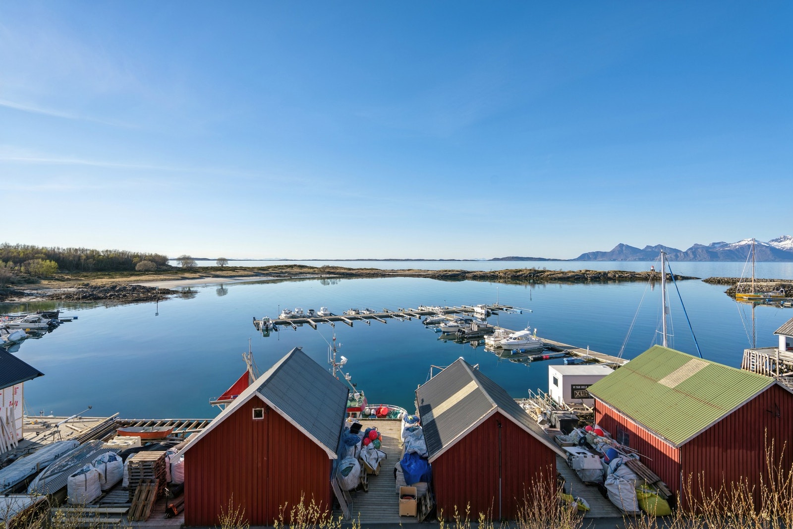 Fra eiendommen har du en vidstrakt utsikt over småbåthavnen, holmer og skjær, med fjellene i horisonten. Galleribilde