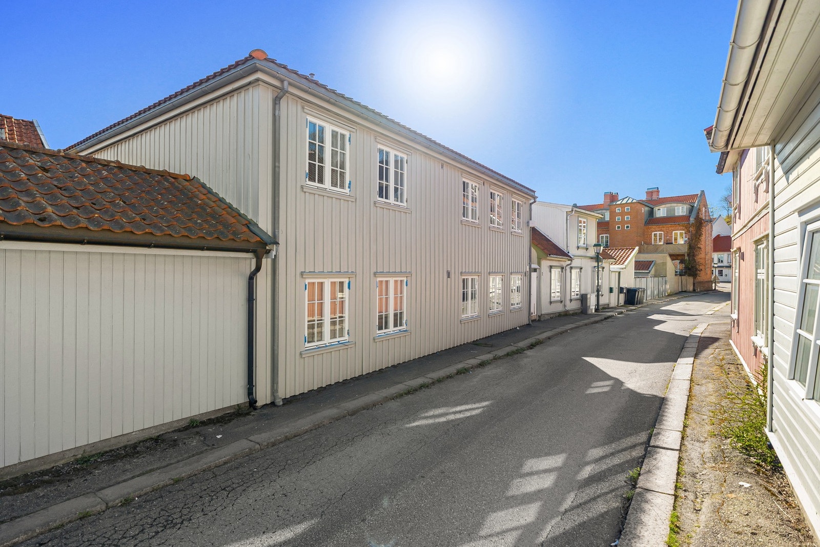 Leiligheten ligger med gangavstand til alle byens fasiliteter. Inngangen til leiligheten er fra den andre siden av bygget Galleribilde