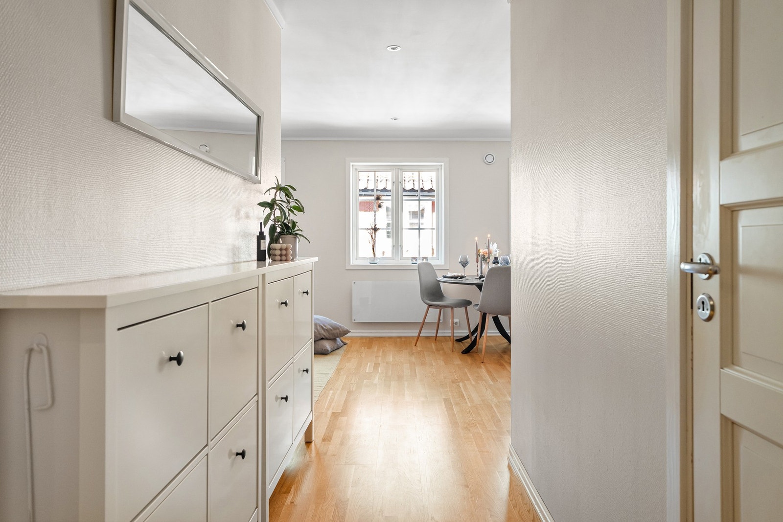 Gangen fører videre inn til stue og kjøkken. Den er også tilgang til loftet, som er en praktisk løsning for ekstra lagringsplass Galleribilde