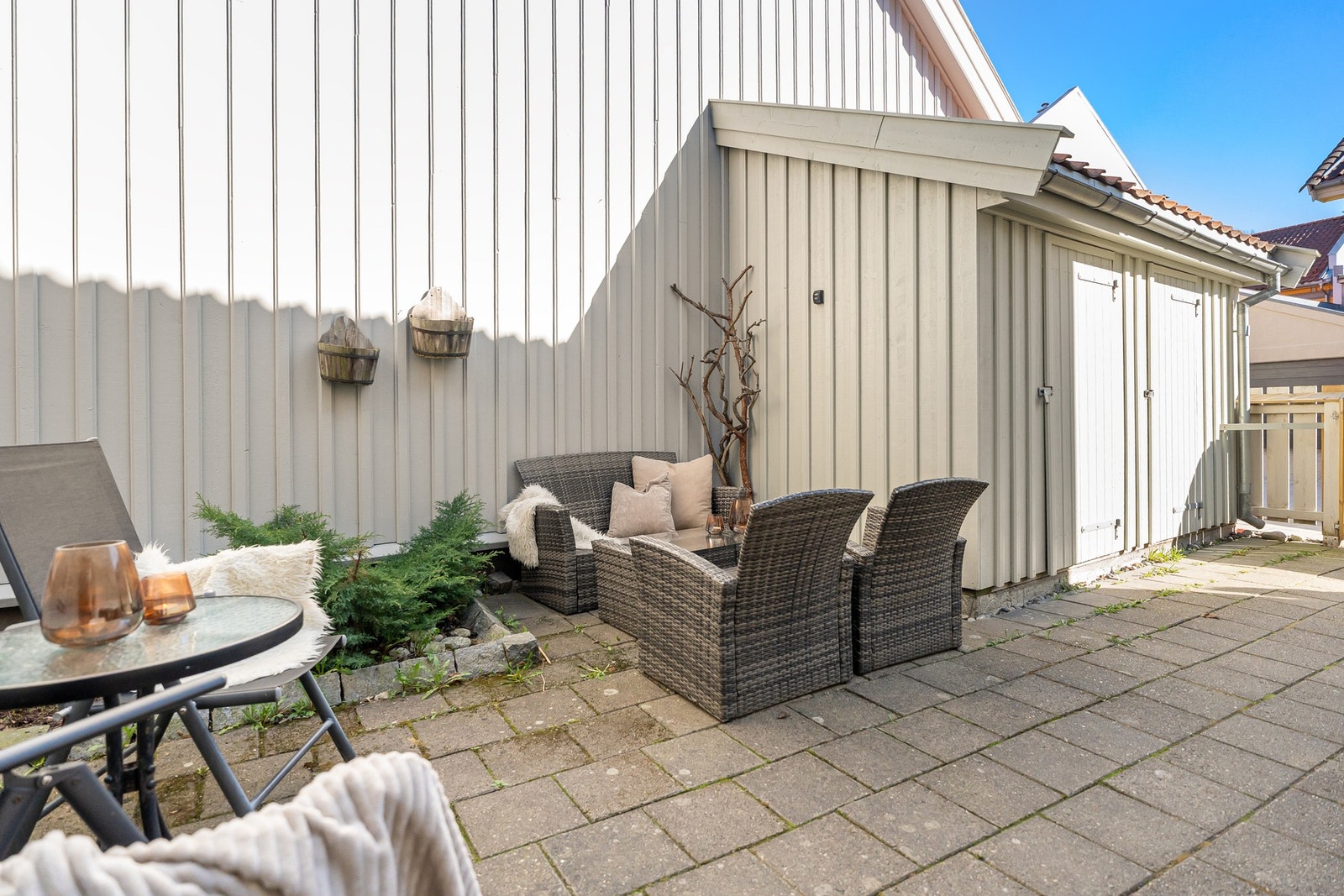 2 lagringsboder tilhørende sameiet, den ene er tatt i bruk som bod og den andre brukes til avfall Galleribilde