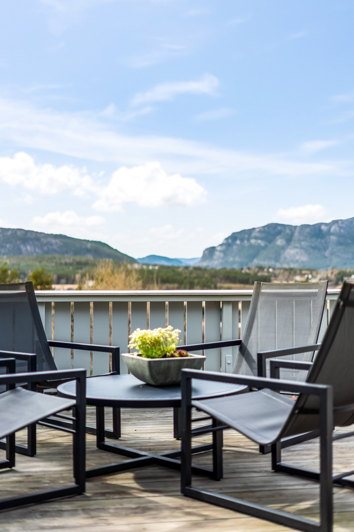 Leiligheten har en stor terrasse med adkomst fra stue. Her kan man nyte ettermiddag- og kveldssolen til langt på kveld. Galleribilde
