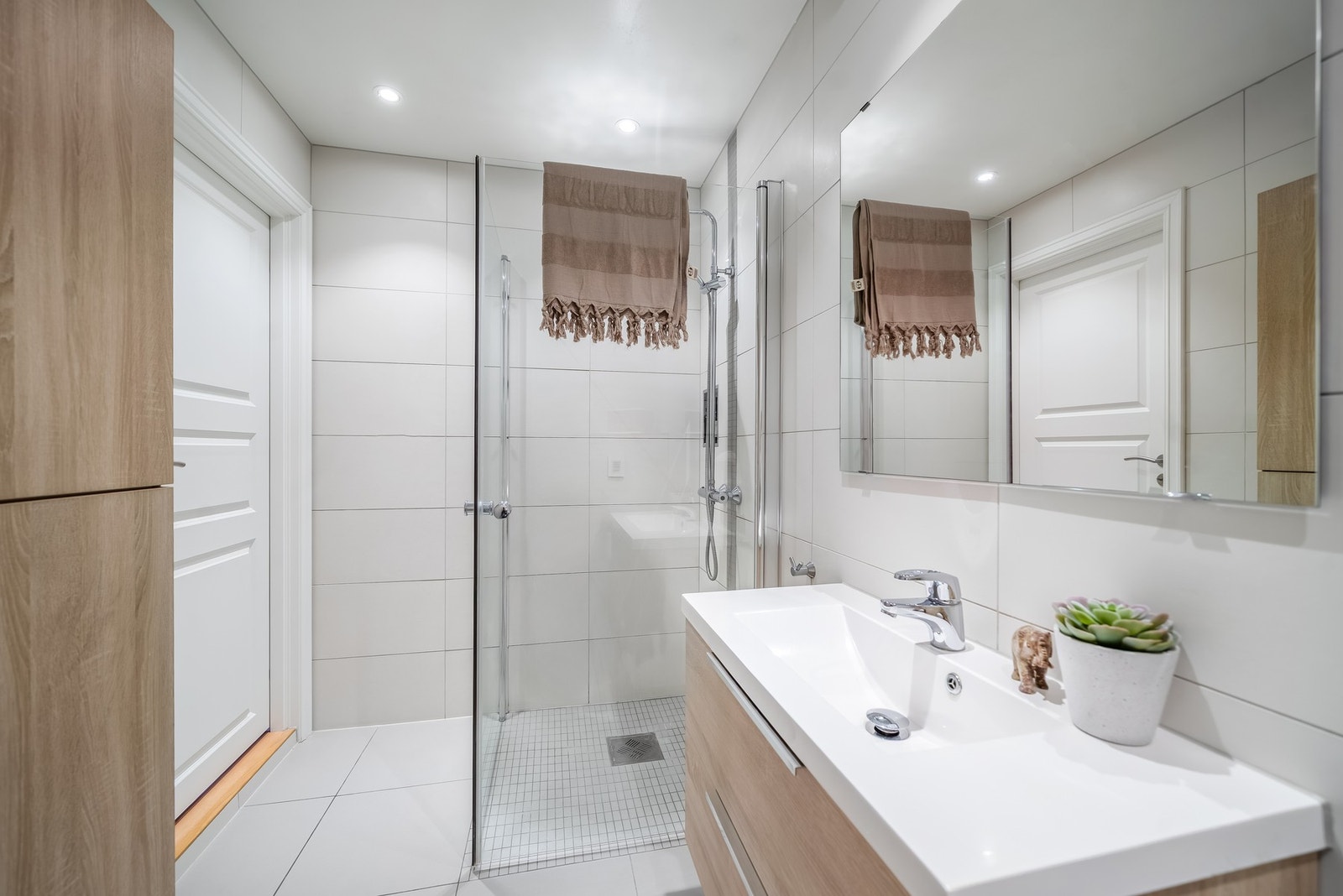 Delikat baderom beliggende i 2.etasje. Badet ble totalrenovert i 2014 med flislagte overflater og gulvvarme. Nedsenket himling med malt flate og downlights. Galleribilde