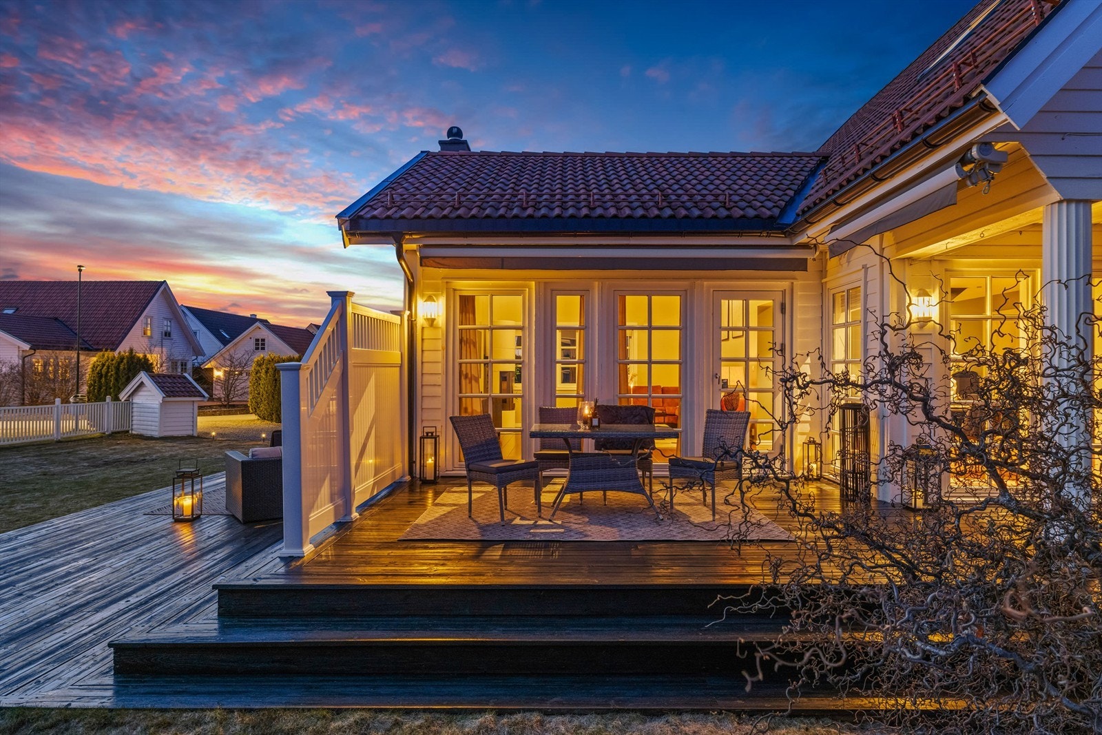Utsyn over hagen og terrassen etter solnedgang. Galleribilde