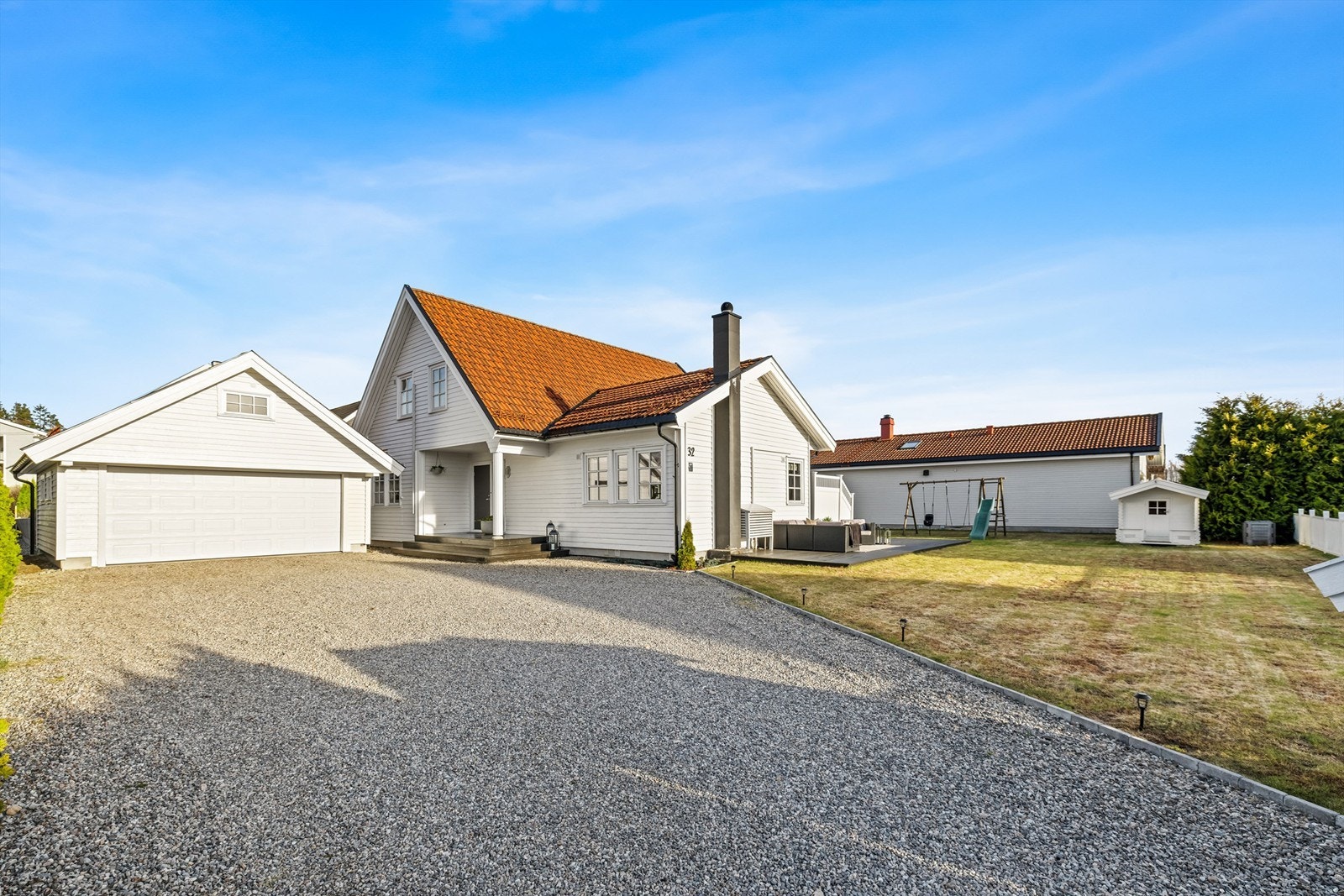 En moderne og innholdsrik enebolig med en familievennlig planløsning, usjenert tomt og dobbelgarasje. Galleribilde