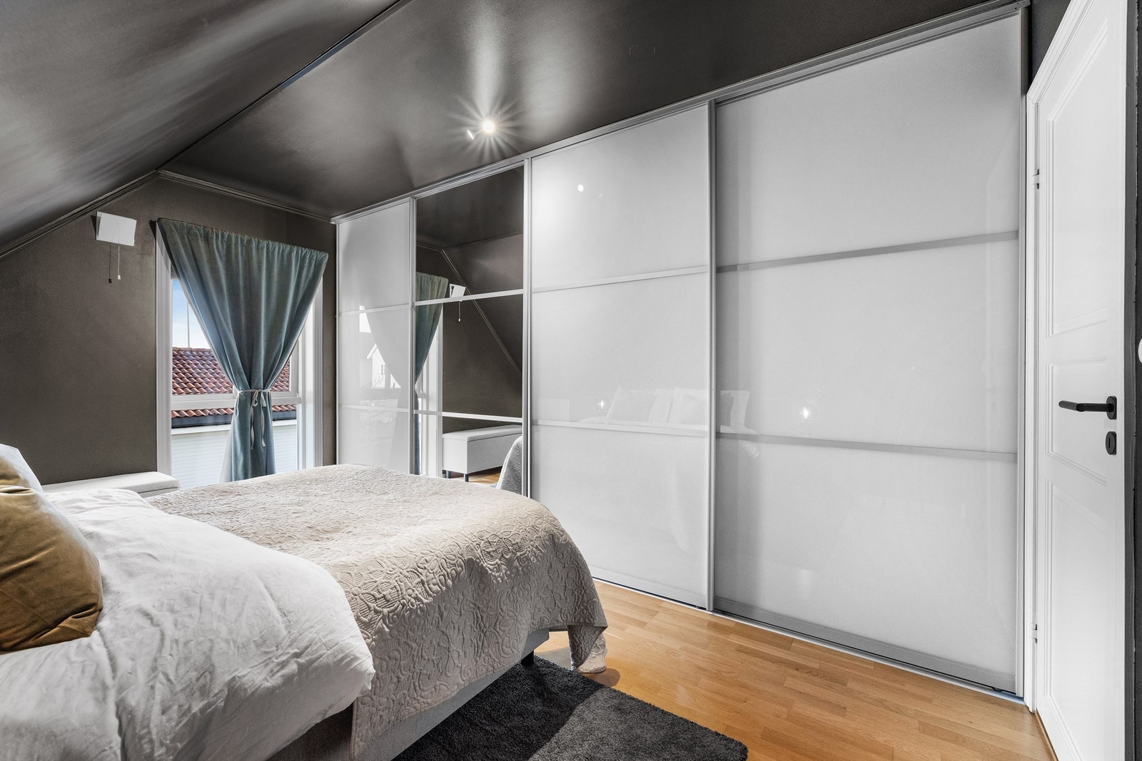 En stor skyvedørsgarderobe gir rikelig med oppbevaringsplass. Galleribilde
