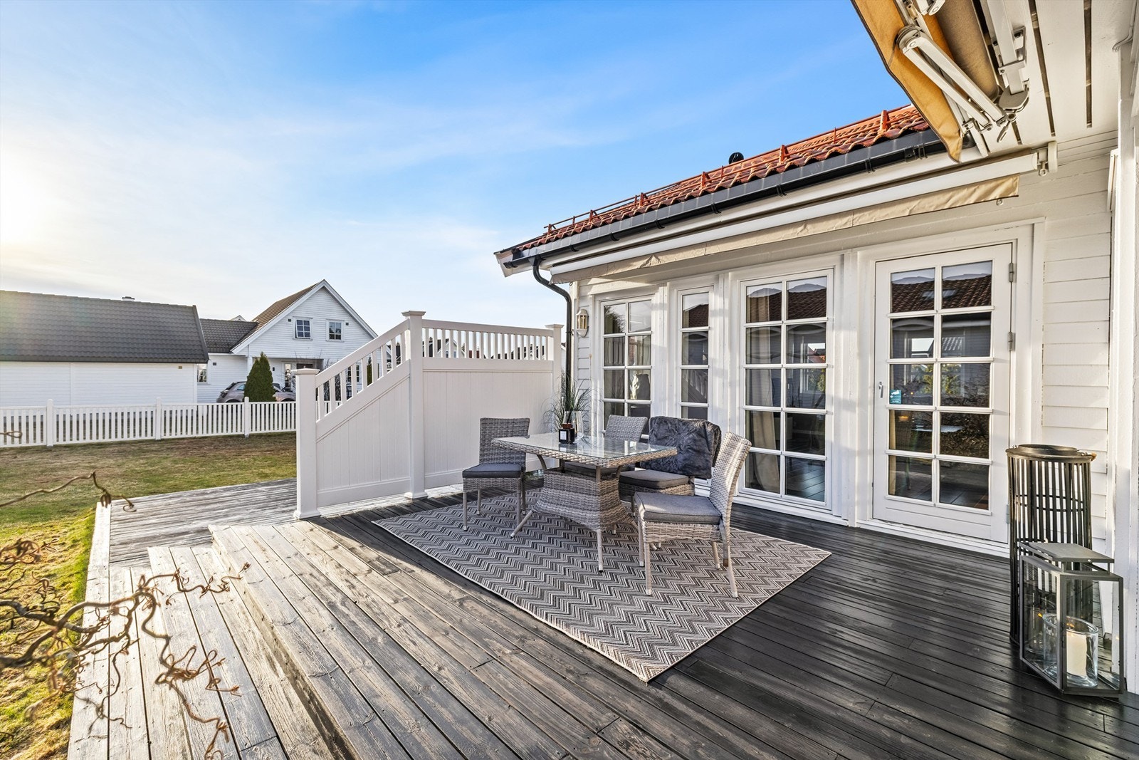 Terrassen har flere soner for både spisebord og loungegruppe. Galleribilde