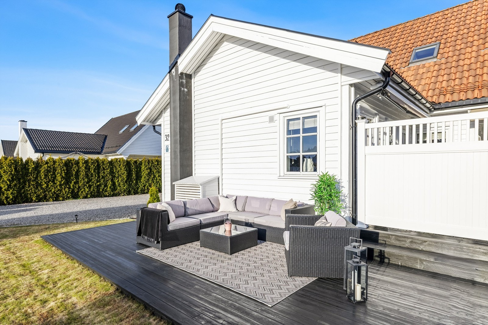 En egen, lavere del av terrassen gir en fin sone for en sofagruppe. Galleribilde