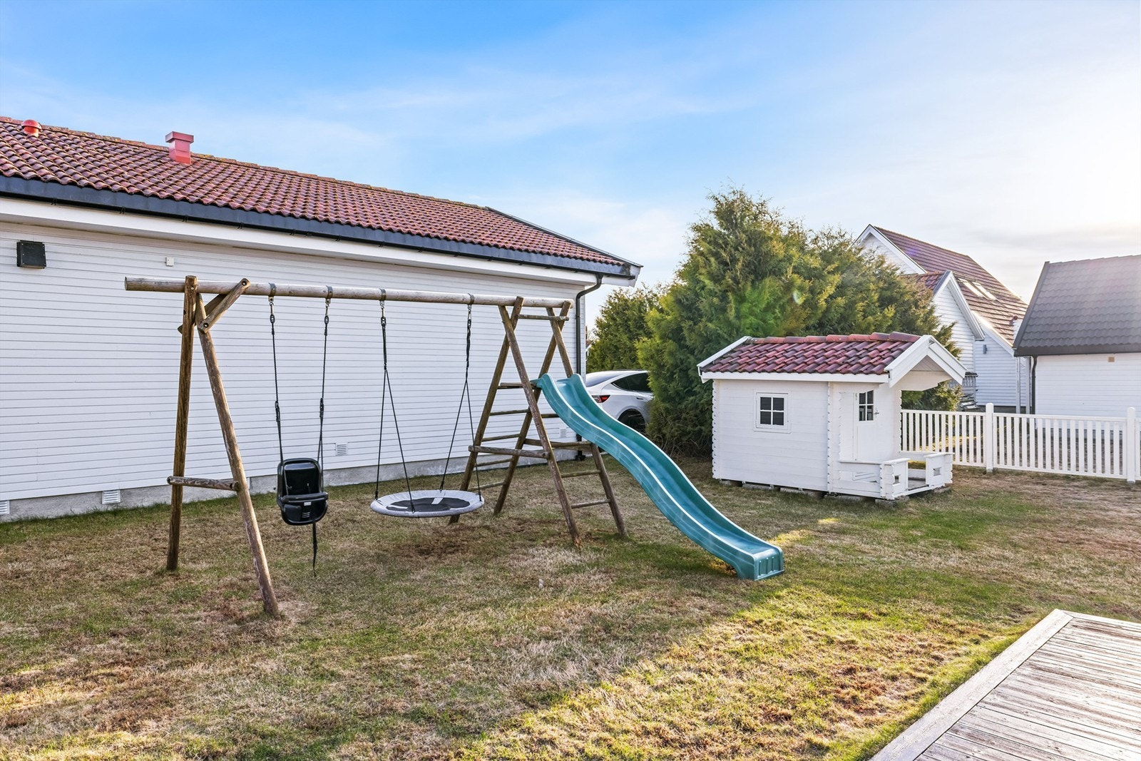 Den store, usjenerte hagen har god plass for lek og aktiviteter. Galleribilde