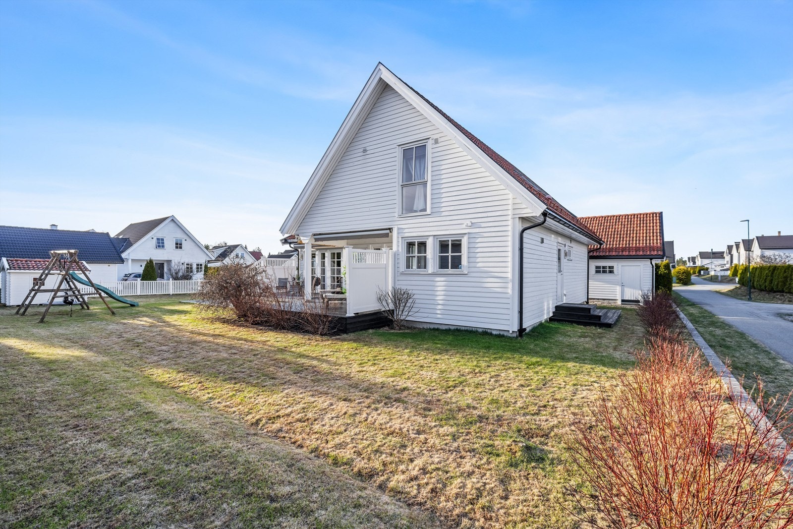 Eiendommen ligger i et barnevennlig og etablert boligområde, med kort vei til barnehager og skoler, samt gode kollektive muligheter. Galleribilde
