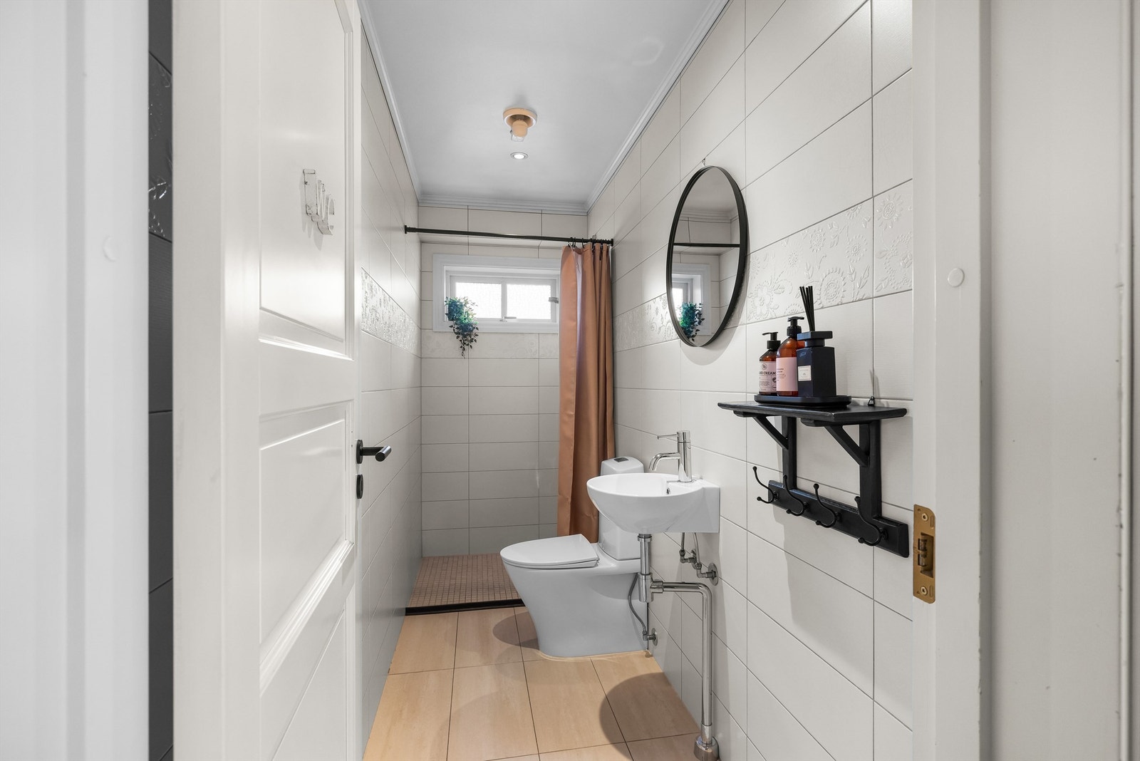 Badet i første etasje har flislagt gulv med gulvvarme og dusjhjørne. Galleribilde