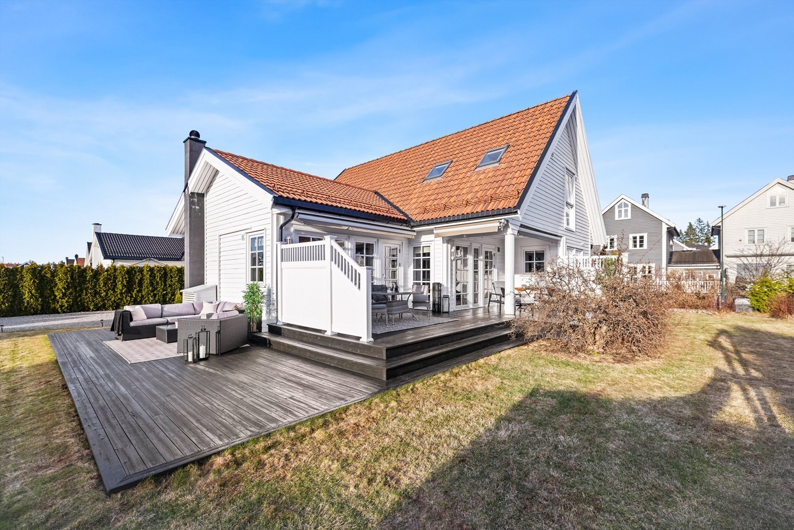 Fra stuen er det utgang til en stor terrasse på 74 m², som skaper en sømløs overgang mellom inne- og uterom Galleribilde