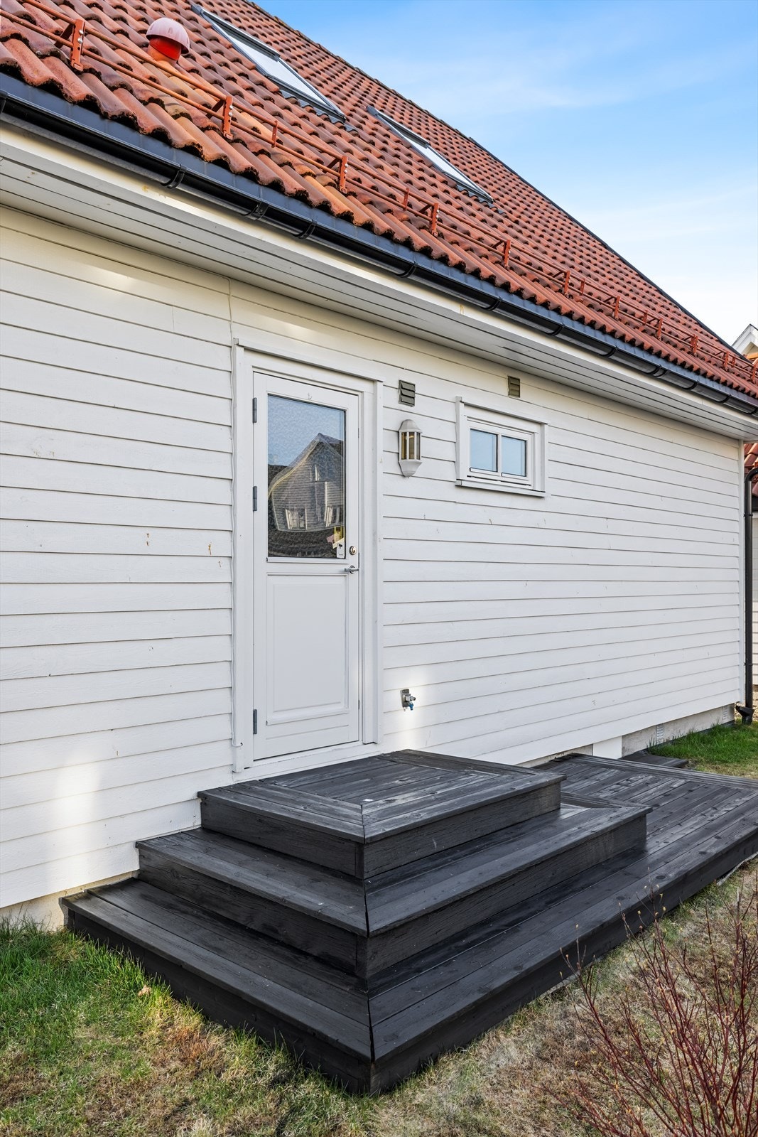 Den praktiske utgangen fra vaskerommet fører ut til en egen liten terrasse på 8 m². Her kan også morgensolen nytes. Galleribilde