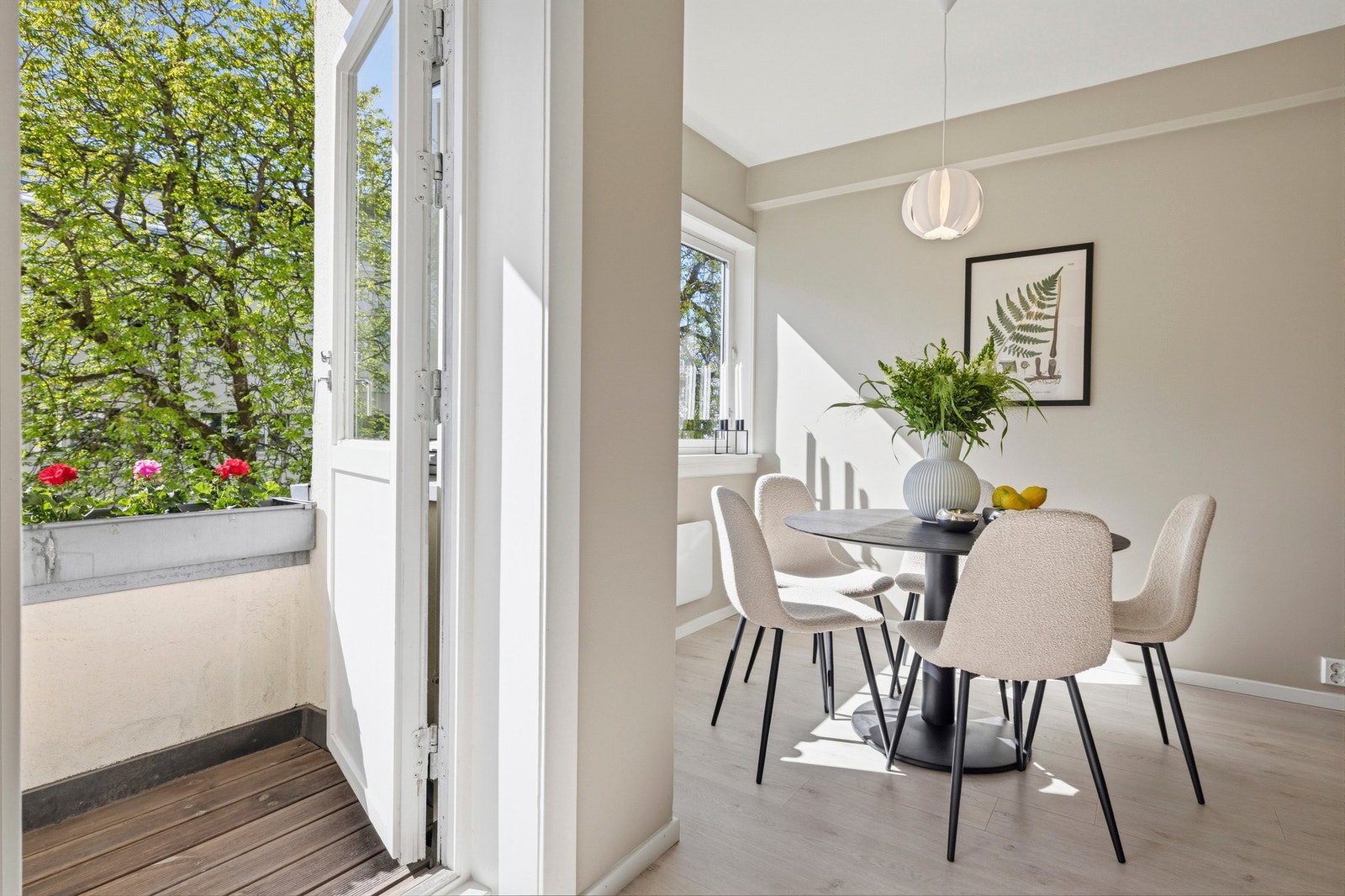 Leiligheten ligger høyt og fritt til i fjerde etasje med grønt utsyn Galleribilde