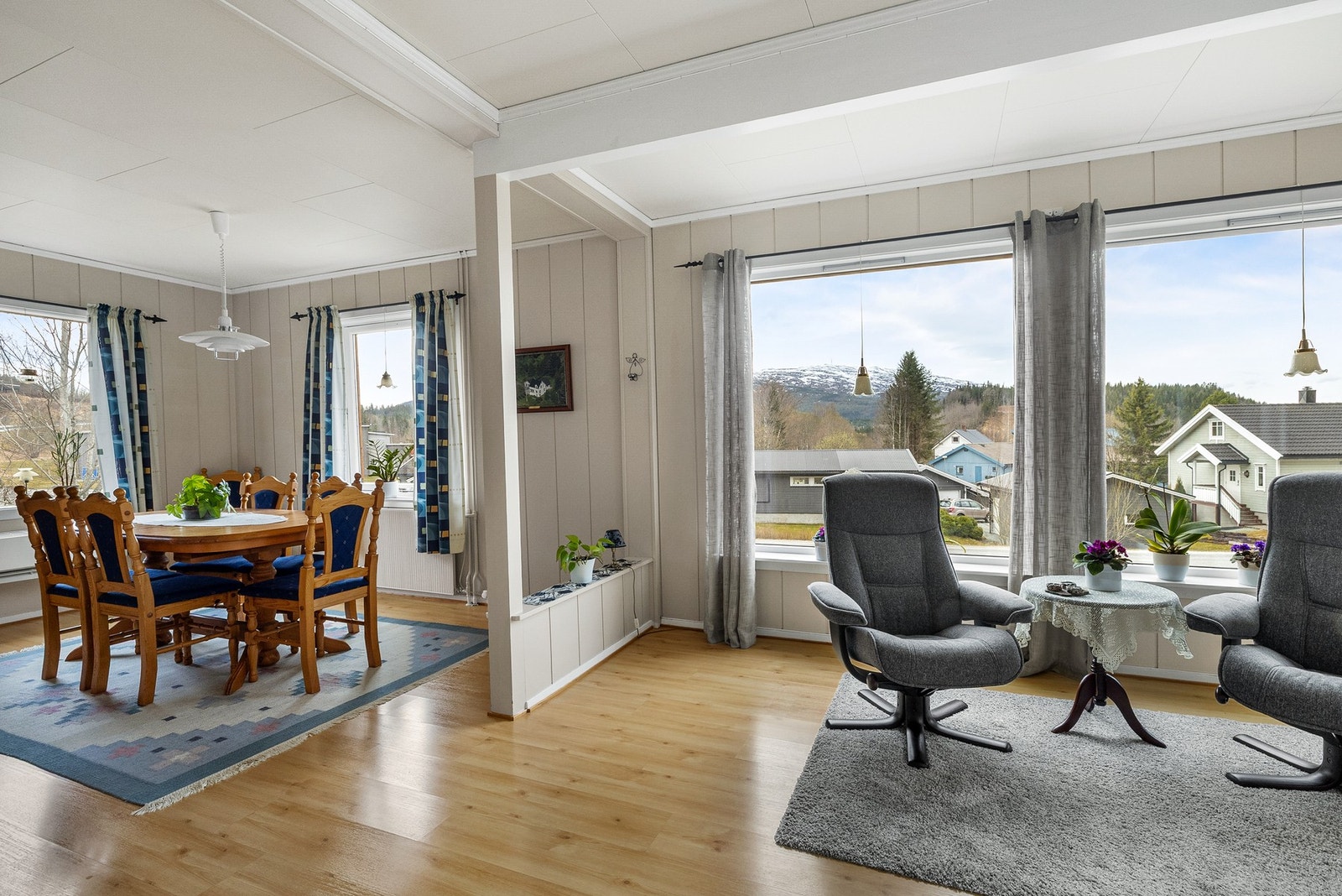 Rikelig lysinnslipp fra vindusflater Galleribilde