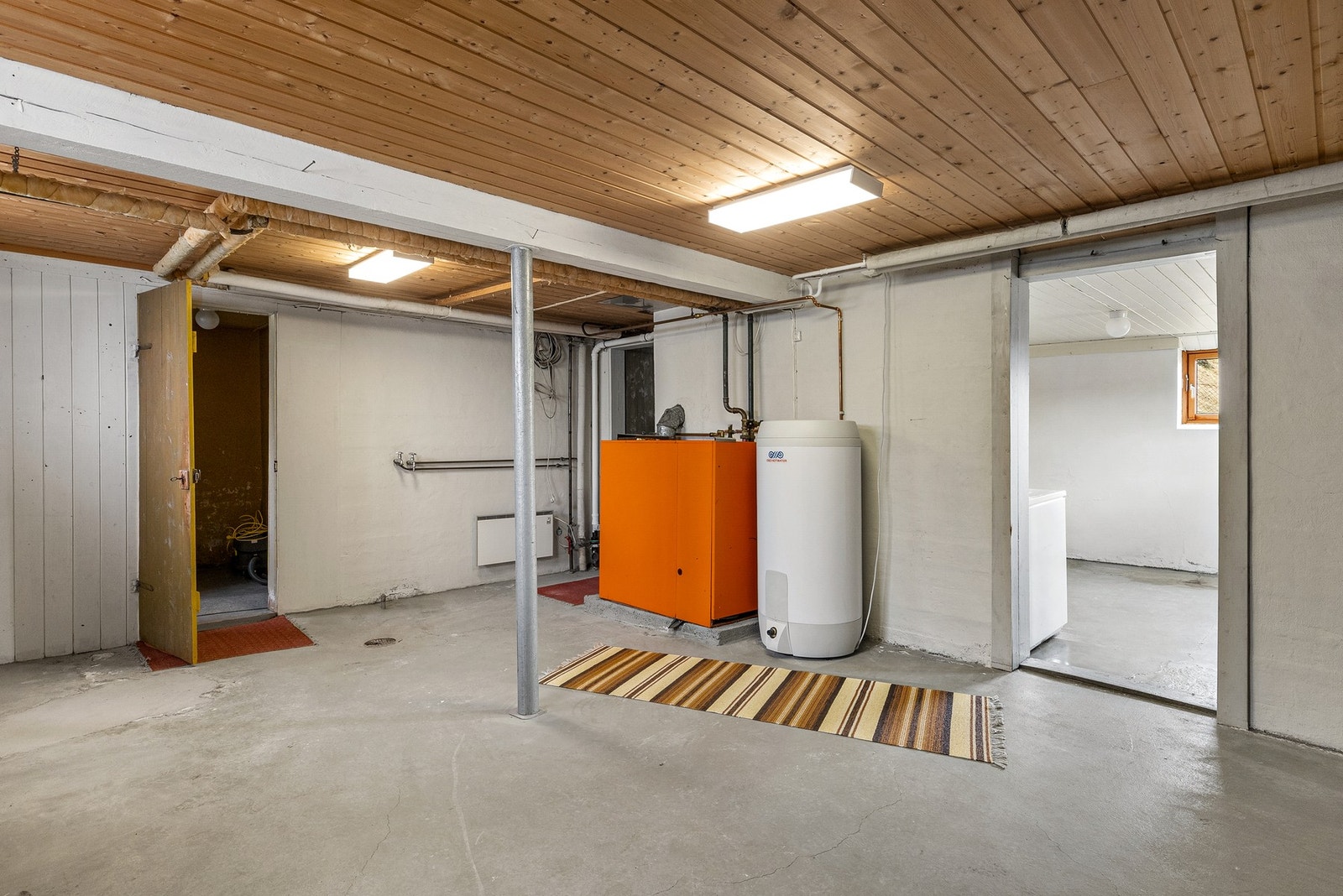 Kjelleren består av gang m/trapp og 4 boder Galleribilde