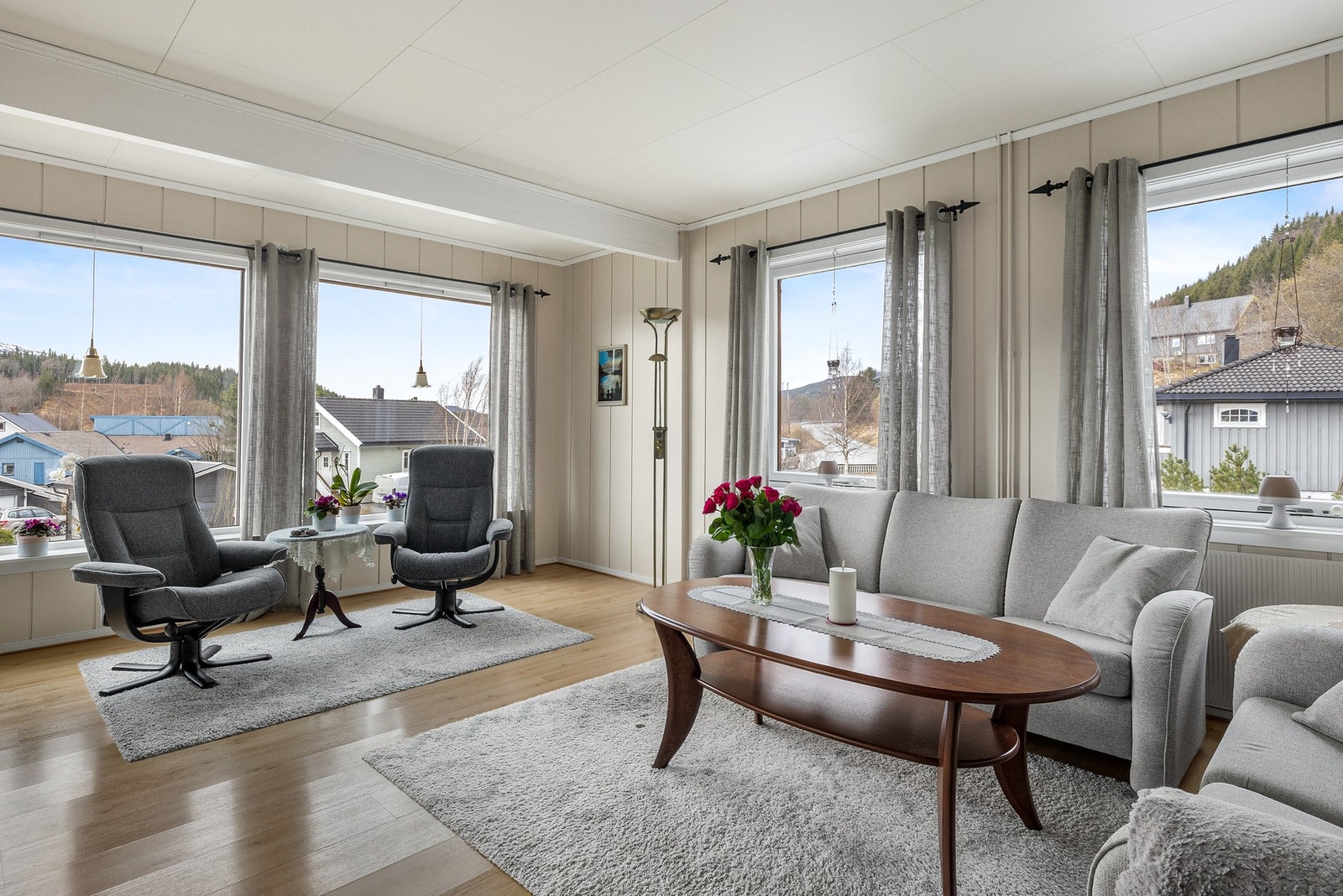 Stue med lyst og hjemmekoselig preg Galleribilde