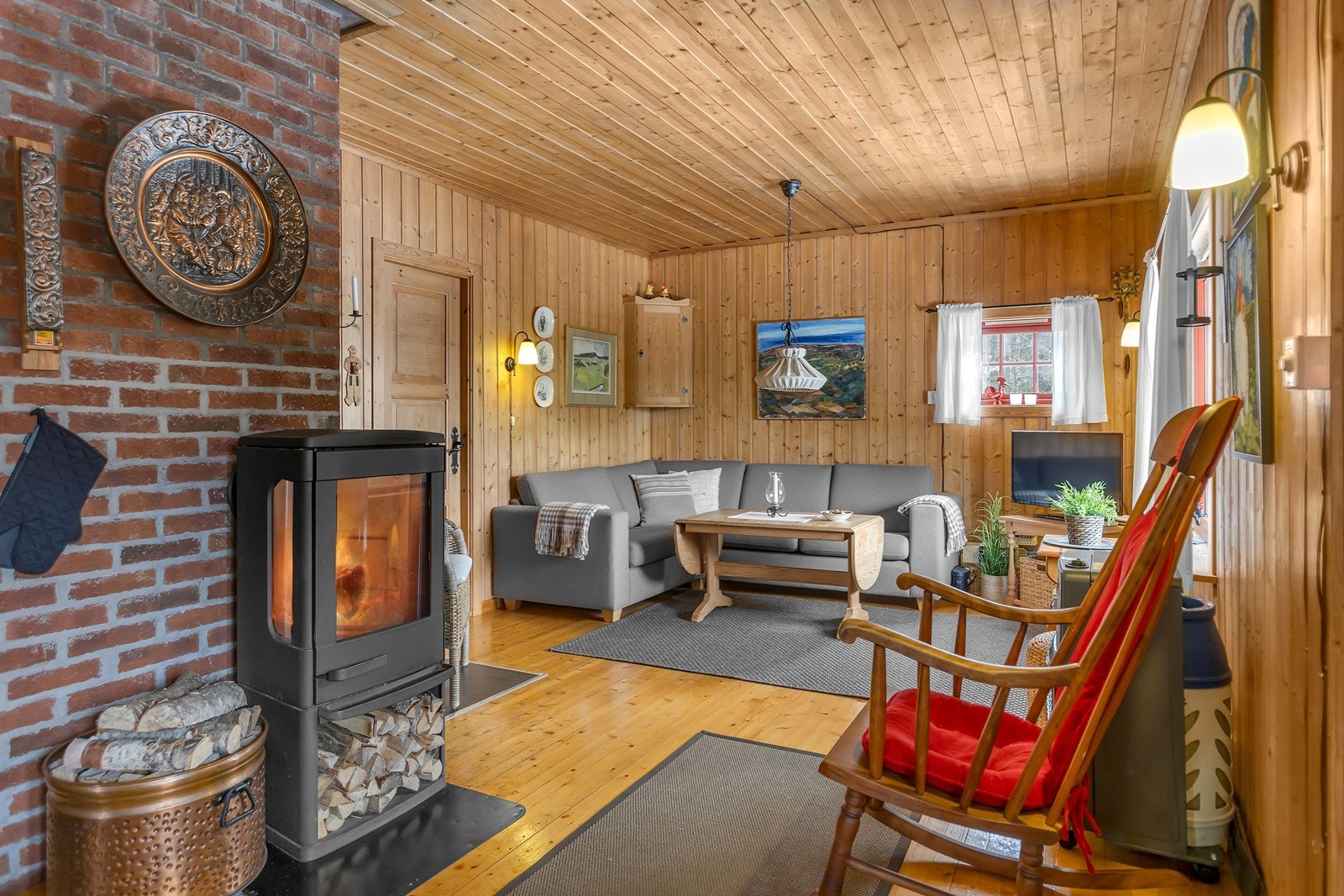 I stuen er det en vedfyrt ovn som bidrar til både hygge og varme når gradene synker Galleribilde