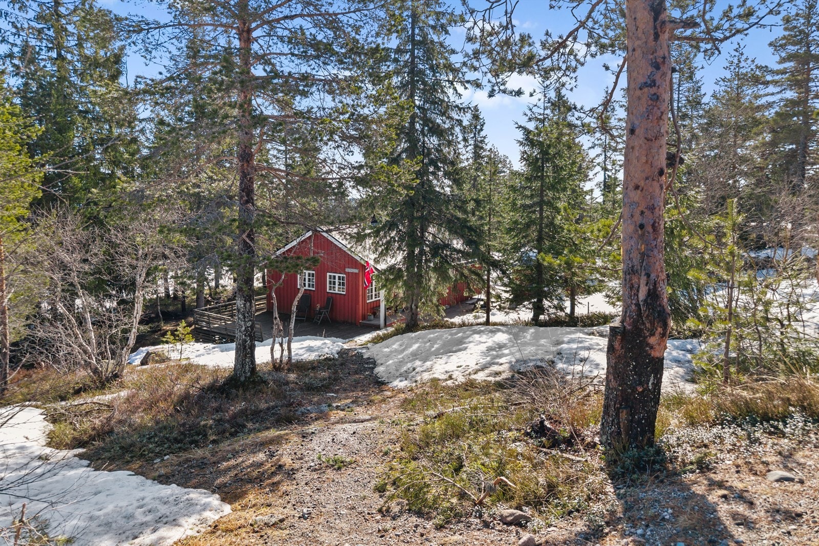 Parkering skjer kun ca. 50 meter fra hytteveggen, noe som gir enkel adkomst samtidig som hytta ligger fredelig og tilbaketrukket. Galleribilde