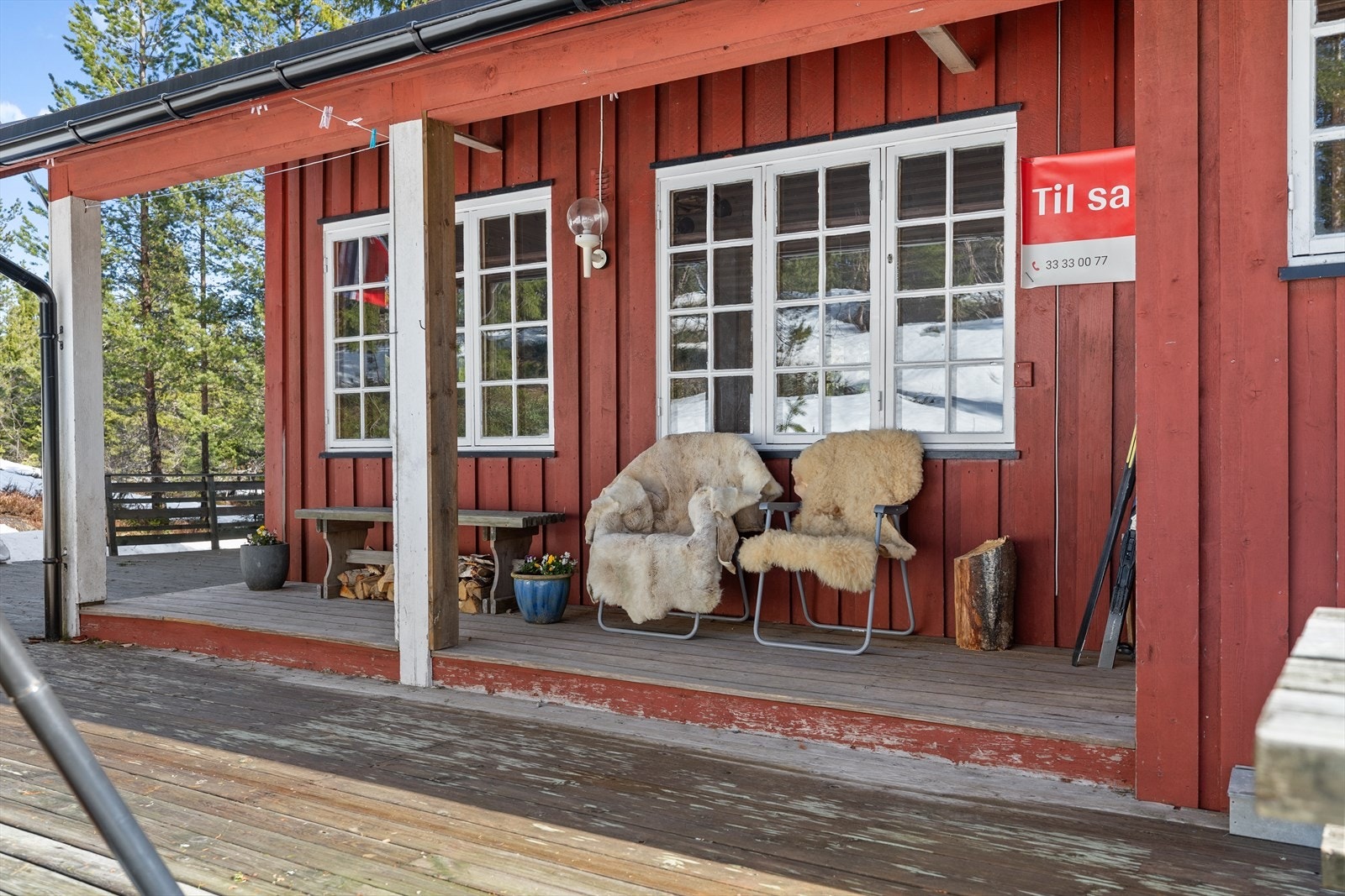Utenfor inngangen er det en fin plass å nyte inntil veggen. Galleribilde