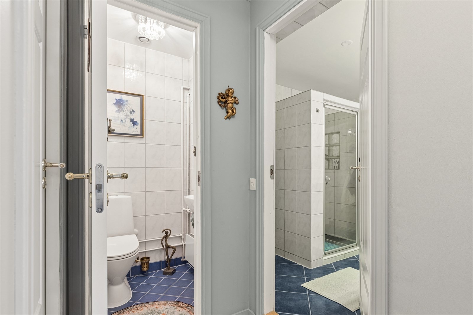 Toalettrommet ligger vegg i vegg med badet. Begge rommene er fra 2003 og har flislagte overflater. Galleribilde