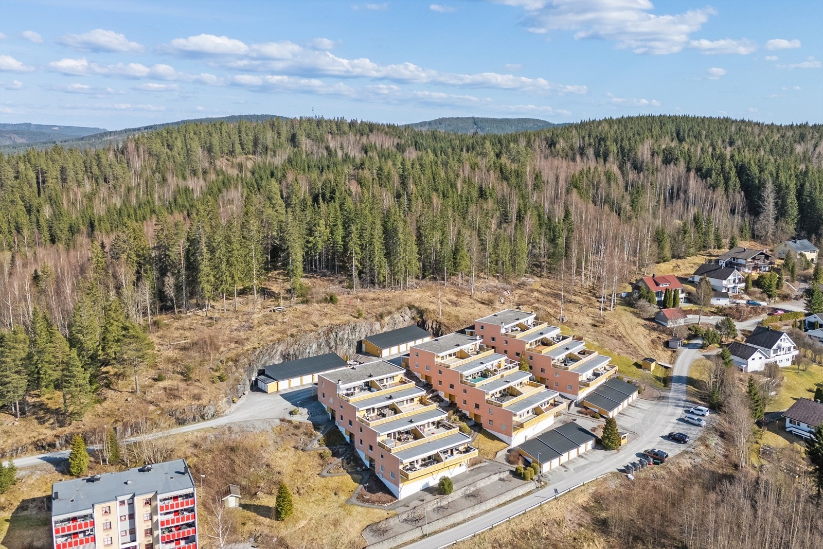 Blokkene ligger øverst i det veletablerte og familievennlige boligområdet. Det er svært godt turterreng i skogen bak. Galleribilde