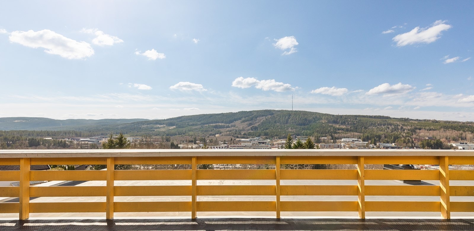 Det er flott og langstrakt utsikt på terrassen. Her i retning Holtberget og Speismark. Galleribilde