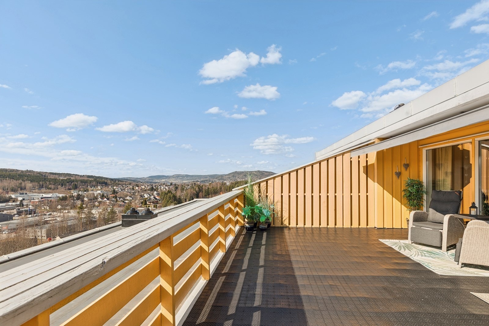 I den andre retningen er det bl.a. utsikt til sentrum, Vardåsen og festningen. Galleribilde