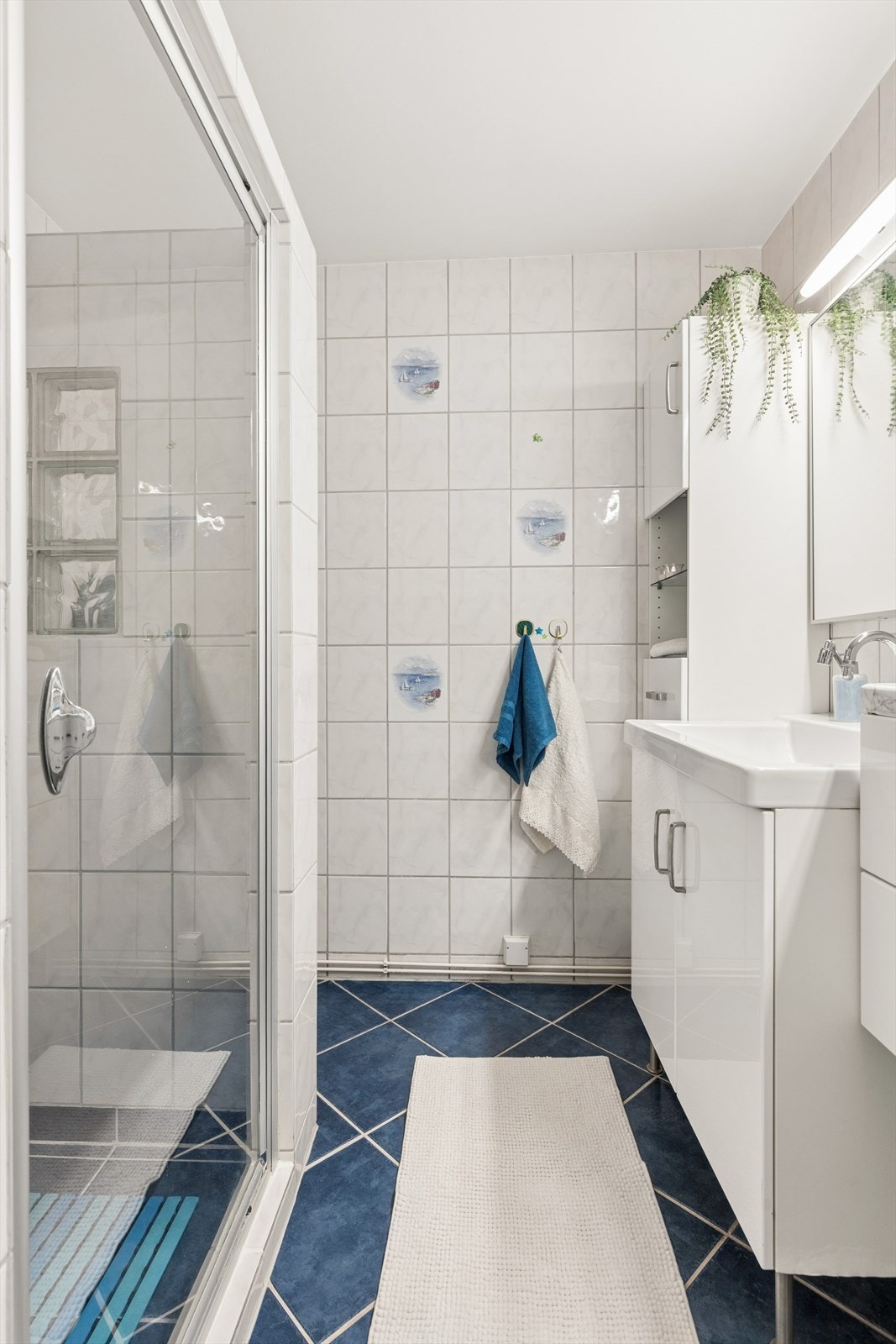 Det er innredet eget dusjrom med glassdør inne på badet. Galleribilde