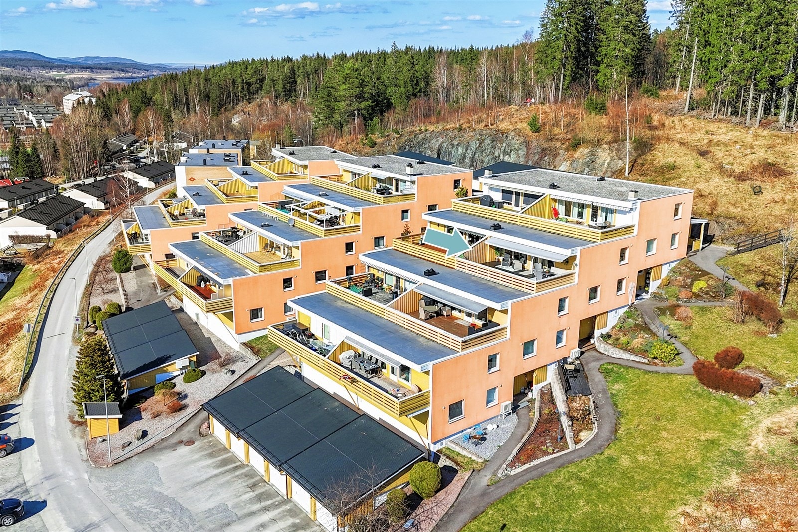 Leiligheten har godt intern beliggenhet i ytterkant og sørenden av sameiet. Dette begrenser sjenanse og byr på fritt utsyn til nærliggende skogholt. Galleribilde