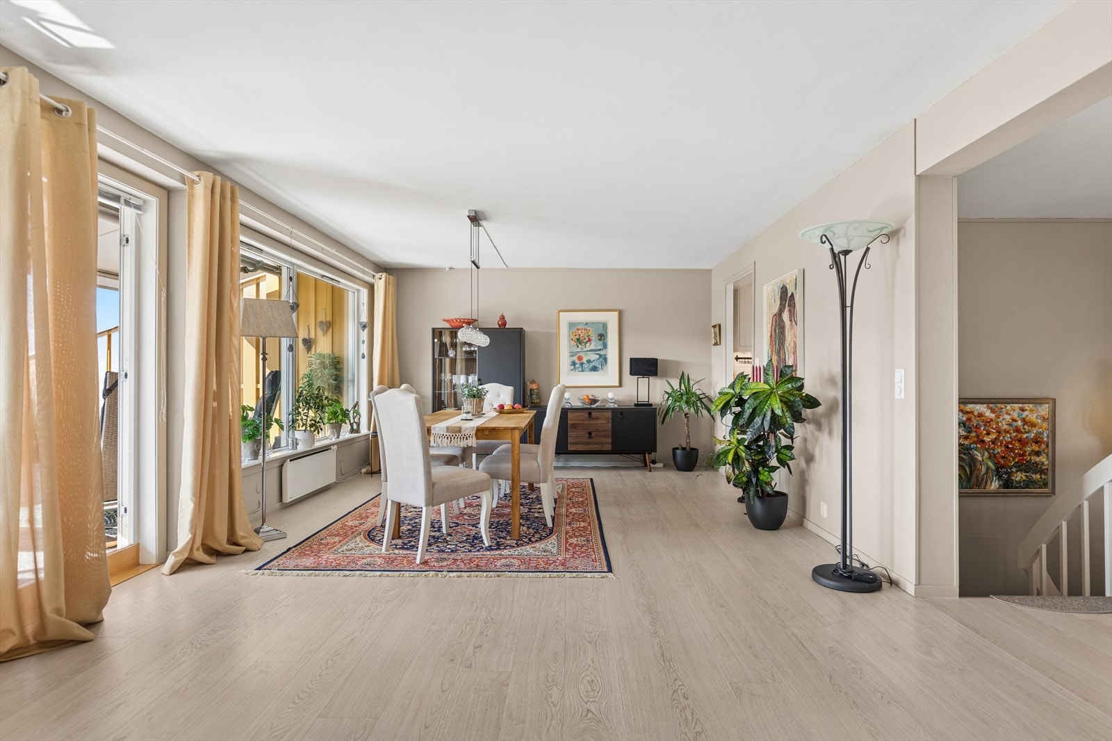 Overflatene i stuen har et lyst og tidsriktig uttrykk. Det er god plass til en stor spisegrupe. Galleribilde