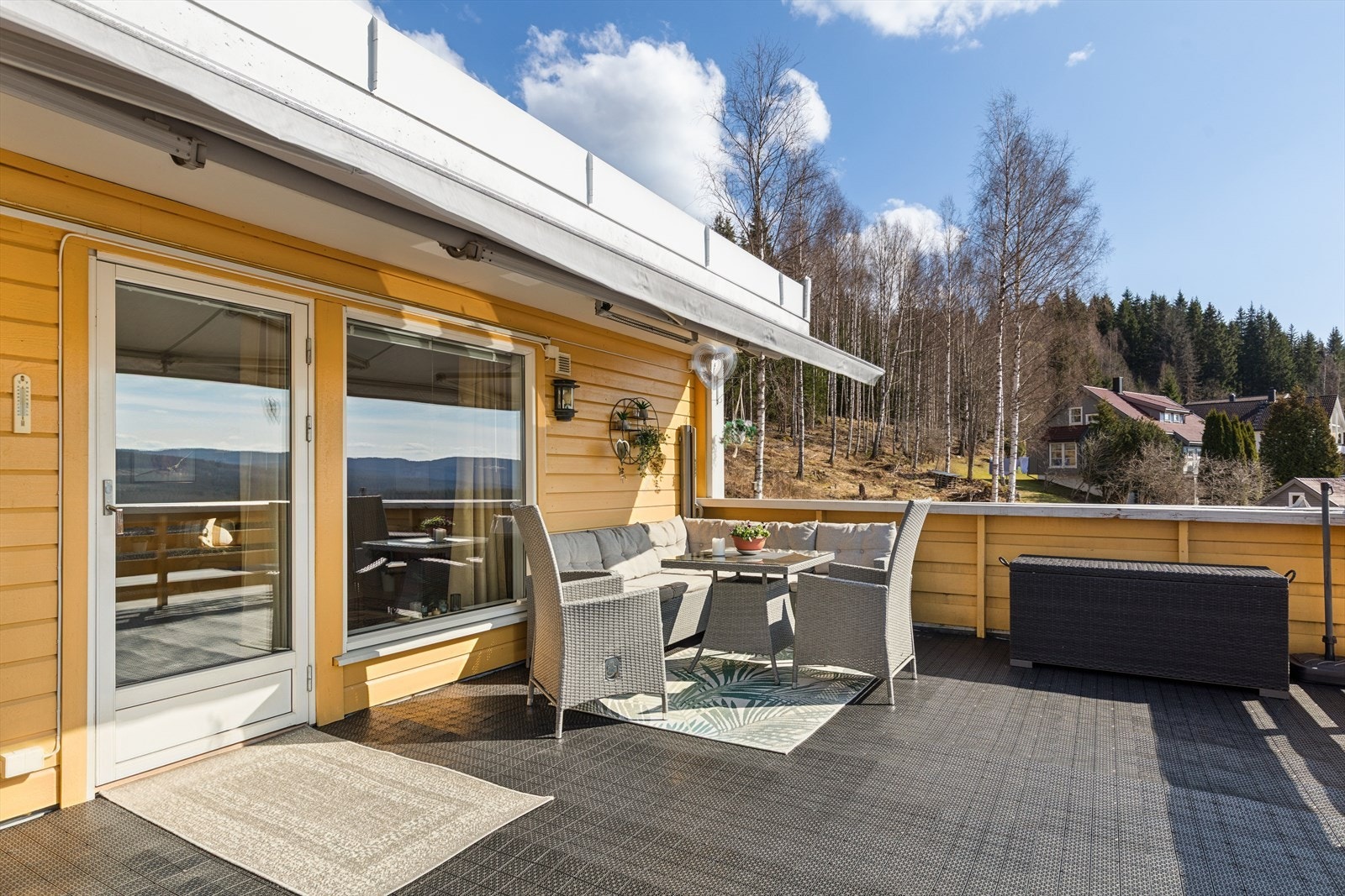 Terrassen er hele 35 m² stor og har god plass til hagemøbler. Beliggenheten på enden gir begrenset innsyn i forhold til midtliggende leiligheter i sameiet. Galleribilde