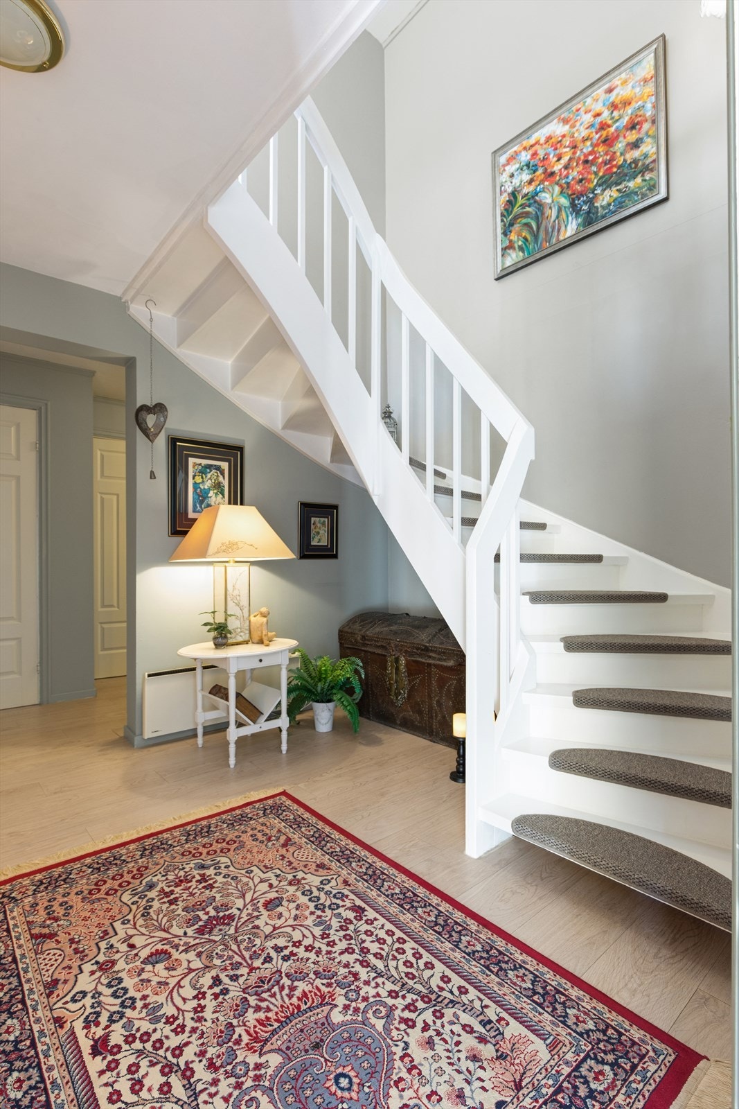 Hall med elegant trapp. Galleribilde