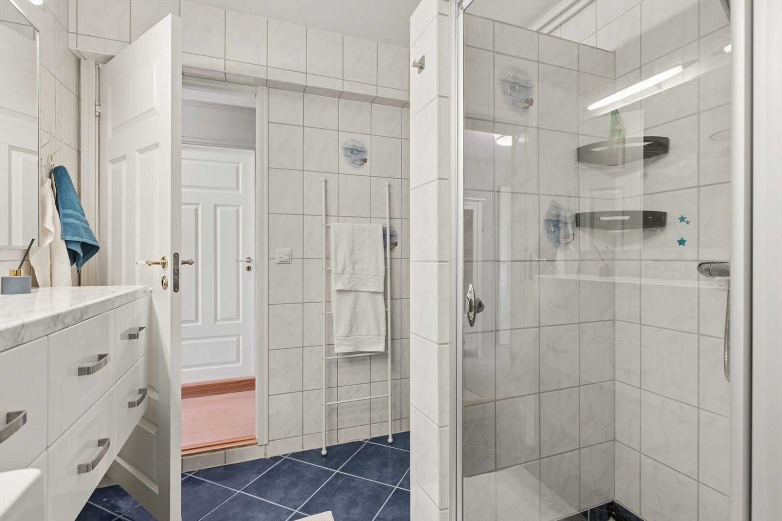 Det er elektrisk gulvvarme på badet. Galleribilde