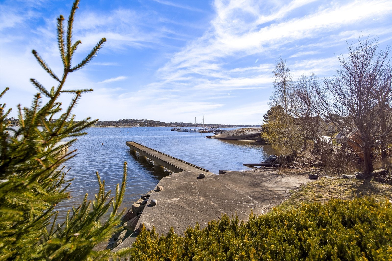 Deler av tomten strekker seg helt ned til sjøen, og med eiendommen følger både brygge og platting ved Lahellefjorden. Galleribilde