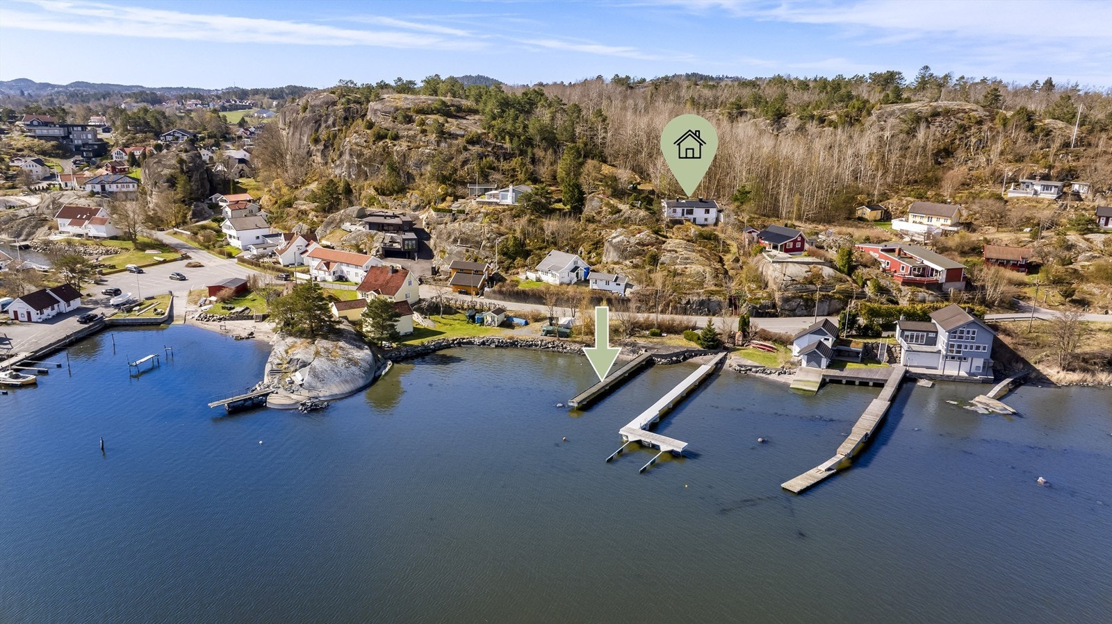 Med unik beliggenhet helt ned mot Lahellefjorden, egen vannlinje og tilhørende brygge, representerer denne eiendommen noe langt utenom det vanlige Galleribilde