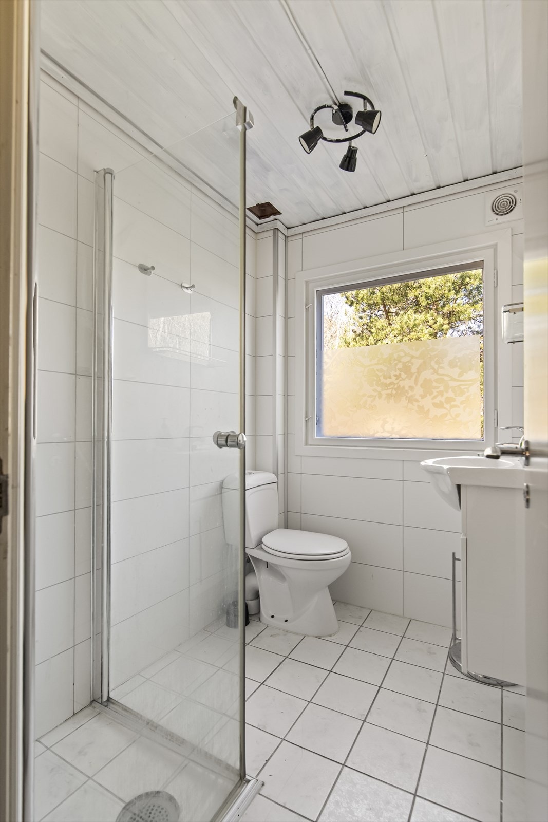 Flislagt bad/wc med dusjhjørne Galleribilde