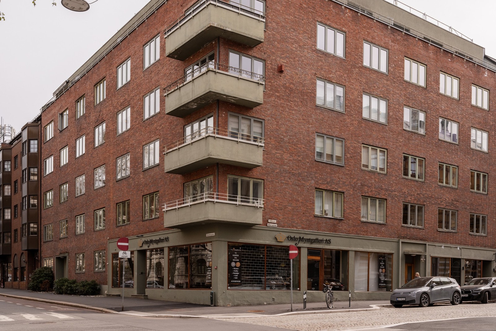 Leiligheten har en tilbaketrukket og populær beliggenhet på Frogner. Galleribilde