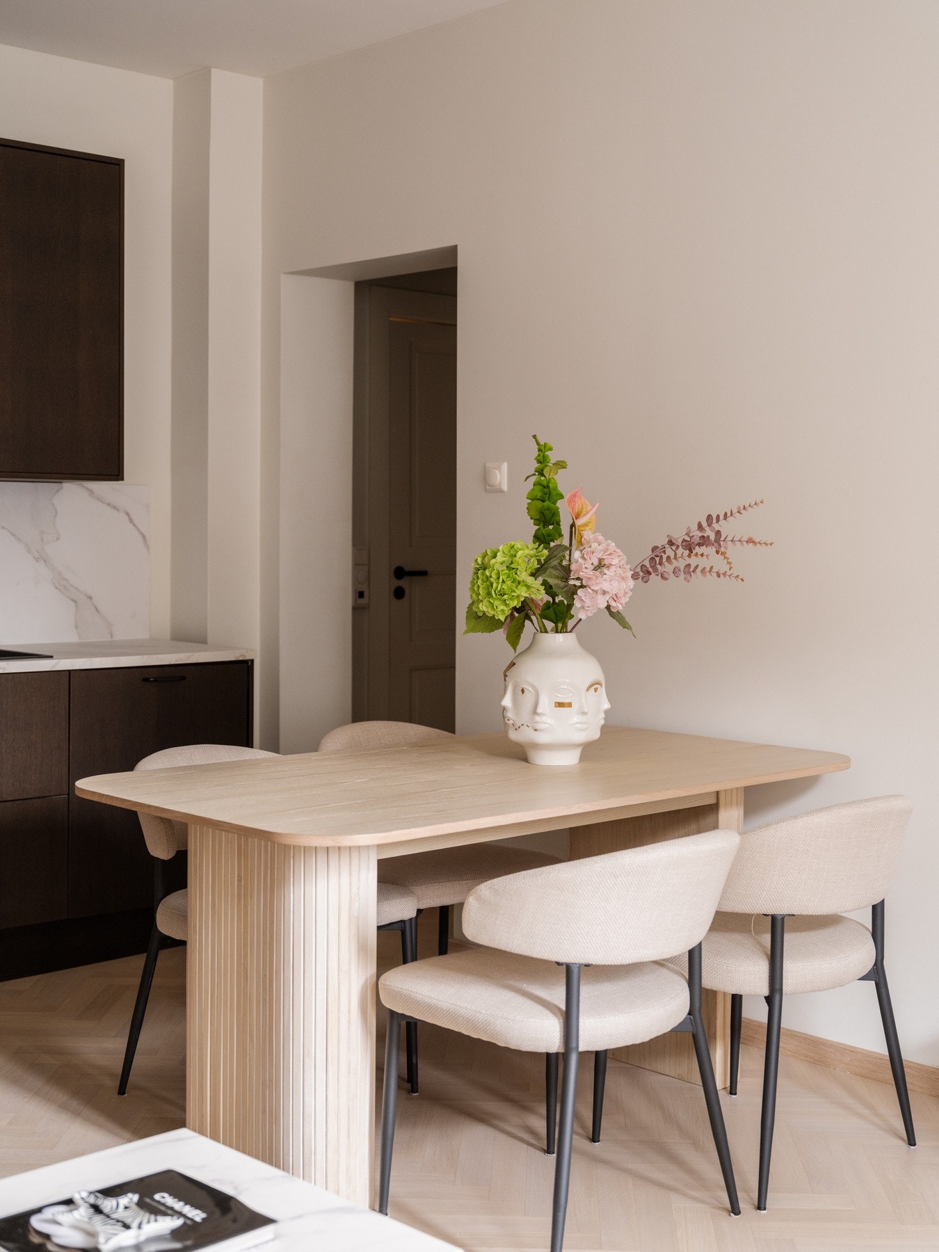 Det er god plass til spisebord for flere hyggelige sammenkomster. Galleribilde