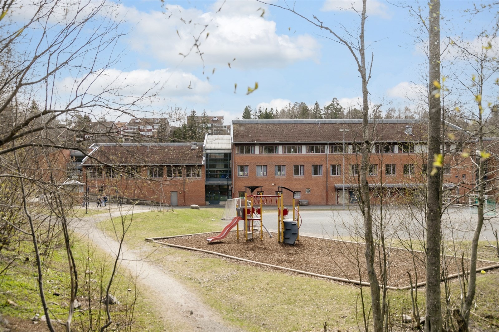 Kort og trygg gangavstand til Vardåsen skole, som ligger kun 1 km unna. Galleribilde