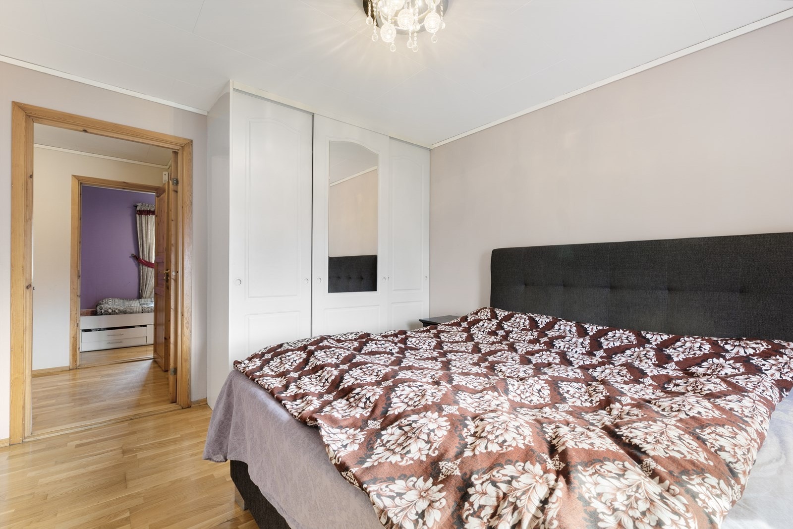 Skyvedørsgarderobe med speilfronter gir rikelig med oppbevaringsplass på hovedsoverommet. Galleribilde