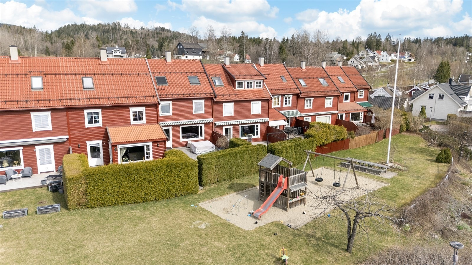 De felles grøntarealene og lekeplassene gjør dette til et ideelt sted for familier. Galleribilde