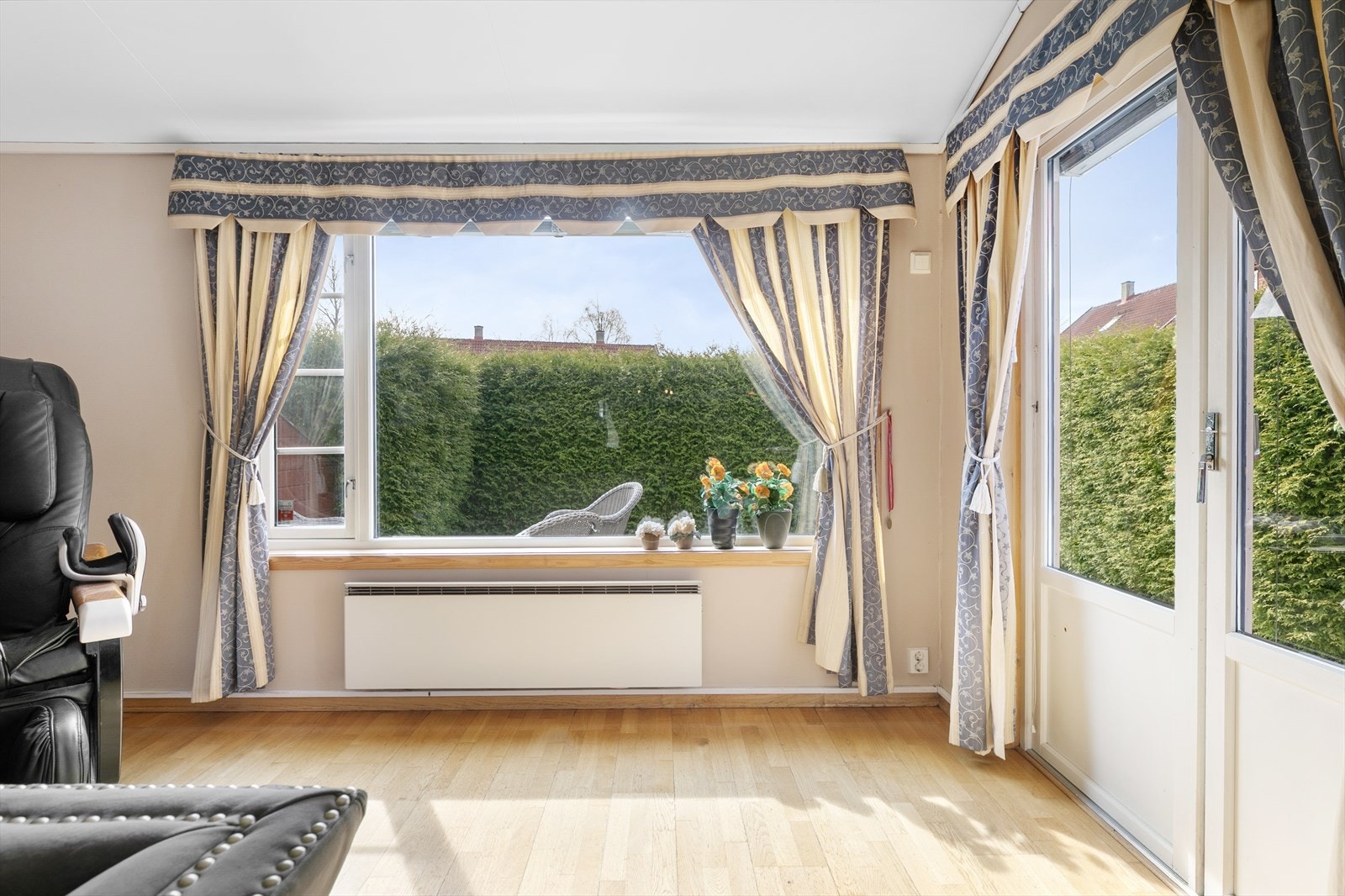 Fra stuen er det direkte utgang til en usjenert terrasse og hageflekk. Galleribilde