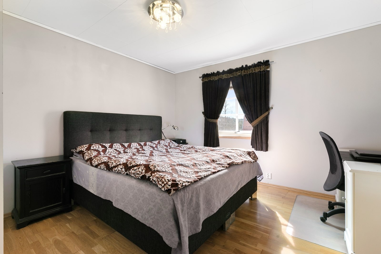 Hovedsoverommet har god plass til dobbeltseng og kontorløsning. Galleribilde