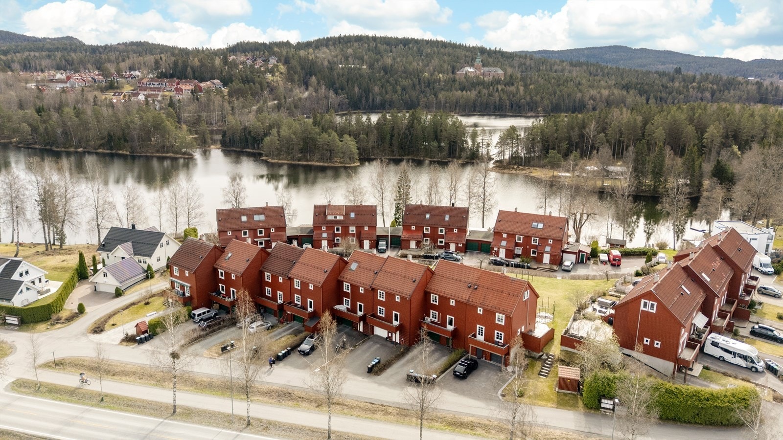 Oversikt som viser boligens unike beliggenhet ved vannet. Galleribilde